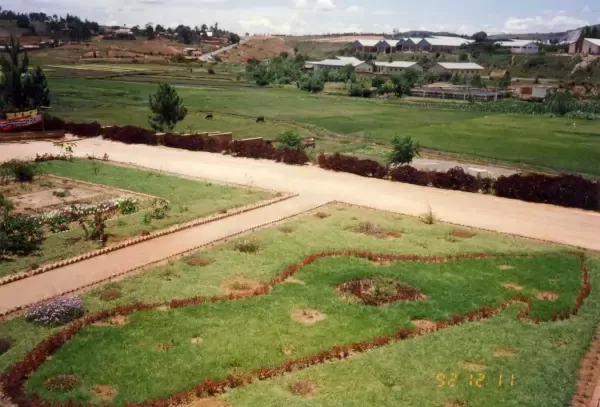 La cour de la Maison Don Bosco avant la construction du bâtiment de la RDB (1995)