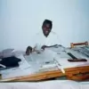 M. Jean Paul Randrianiaina, préparant les documents nécessaires aux journalistes et producteurs d'émission (1995)